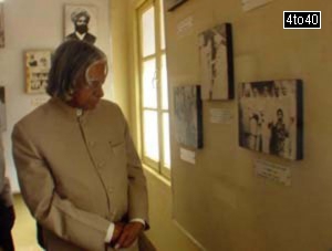 APJ Abdul Kalam evinces keen interest in the photographs connected with the life of Shaheed Bhagat Singh