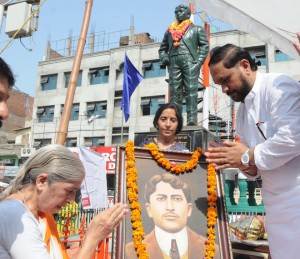 BJP leader Lakshmi Kanta Chawla pays tributes to revolutionary freedom fighter Madan Lal Dhingra in Amritsar on August 17, 2015.