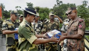 BSF personnel exchange sweets with BGB officers during the70th Independence Day celebrations at the Indo-Bangladesh border