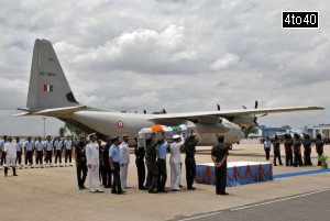 Soldiers carry the body of former President APJ Abdul Kalam, wrapped with the national flag, during a wreath-laying ceremony at the airport in New Delhi on July 28, 2015.