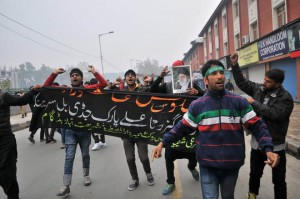 Kashmiri Shi'ite Muslims during a Muharram procession as they defied restrictions in Srinagar on October 24, 2015. Police foiled attempt of over a dozen of Shiite mourners to carry out procession on tenth day of Moharram