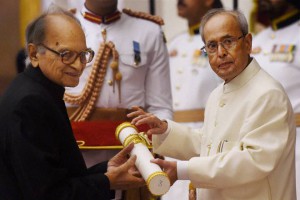 Former Jammu and Kashmir Governor Jagmohan receives the Padma Vibhushan from President Pranab Mukherjee during an investiture ceremony at Rashtrapati Bhawan in New Delhi on March 28, 2016