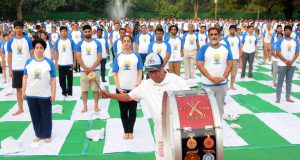 President Pranab Mukherjee beating the drum to inaugurate the mass Yoga event at Rastrapati Bhawan on the 2nd International Day of Yoga in New Delhi