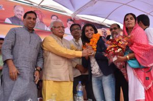 Chief Minister Manohar Lal Khattar felicitates Sakshi Malik at Bahadurgarh town in Jhajjar