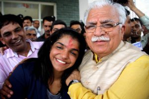 Chief Minister Manohar Lal Khattar hugs Sakshi Malik while felicitating her with a cheque of Rs 2.5 crore in Bahadurgarh on August 24