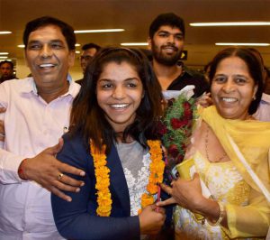 Rio Olympics bronze medalist Sakshi Malik being greeted by her parents as she arrives at IGI airport T3 in New Delhi from Rio de Janeiro