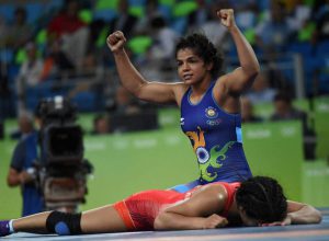 Sakshi Malik (Blue) trounced Mangolia’s Orkhon Purevdorg 12-3 in Repechage round to advance to bronze medal play-off in Rio Olympics