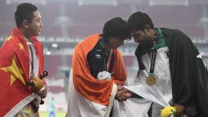 Neeraj Chopra shakes hands with bronze medallist Pakistani Arshad Nadeem during the victory ceremony for the men's javelin throw athletics event