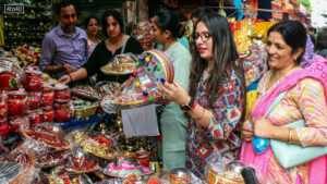 Women only eat food or drink water after making offering to the moon